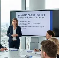 Das Bild zeigt die Szenerie eines professionellen Business-Englisch-Kurses in einem modernen Konferenzraum in einem Hochhaus, mit Panoramablick auf die markante Skyline von Frankfurt am Main.