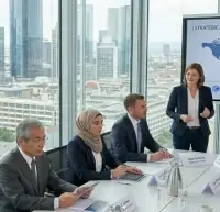 Das Bild zeigt einen Business-Englisch-Kurs in einem modernen, lichtdurchfluteten Konferenzraum eines Wolkenkratzers, der den Blick auf die markante, dichte Skyline von Frankfurt am Main freigibt – wobei insbesondere die prominente Hochhausarchitektur unter einem hellen, teils bewölkten Himmel zur Geltung kommt. Das Umfeld wirkt formell, professionell und international ausgerichtet.