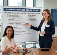 Mitarbeiter eines Unternehmens nehmen in Frankfurt an einem Business-Englisch-Kurs in einem modernen Schulungsraum teil. Die Umgebung wirkt elegant, professionell und hell; sie zeichnet sich durch große, bodentiefe Fenster aus, die einen Panoramablick auf die Frankfurter Skyline bieten.